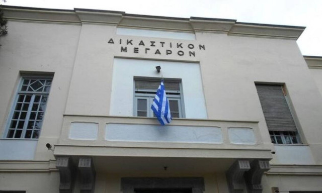 Βόλος: Πετούσε στην αυλή 55χρονης ντομάτες, αυγά και … εσώρουχα επειδή ήταν ερωτευμένος