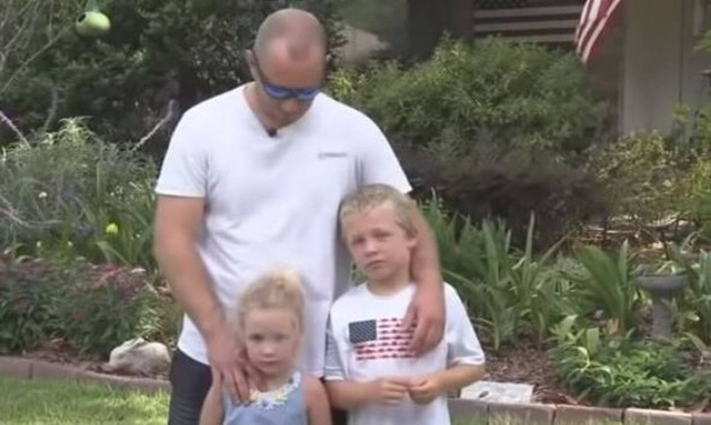 Ατρόμητος! 7χρονος κολύμπησε για μία ώρα και έσωσε τον πατέρα και την αδερφή του (vid)