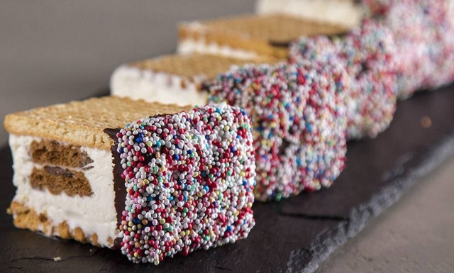 Λαχταριστή συνταγή για σπιτικό παγωτό σάντουιτς από τον Άκη Πετρετζίκη