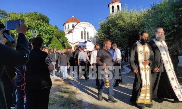 Τάσος Μπερδέσης: Σπαραγμός στην κηδεία του - Τα γάντια του μποξ στο φέρετρο και ο θρήνος της μάνας