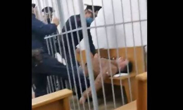 Σκληρές εικόνες από Λευκορωσία: Απόπειρα αυτοκτονίας στο δικαστήριο από ακτιβιστή της αντιπολίτευσης