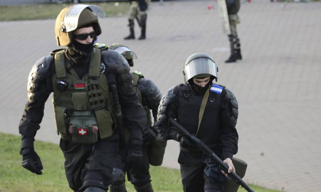 Η Λευκορωσία απαγόρευσε την έξοδο στους περισσότερους πολίτες της