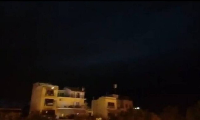 Κακοκαιρία: Αστραπές και κεραυνοί στη Ραφήνα! Ρίχνει καρεκλοπόδαρα (vid)