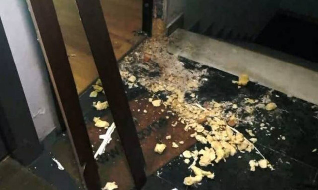 Γυαλιά καρφιά στην πολυκατοικία του Τσακαλώτου - Διέλυσαν εννέα γραφεία