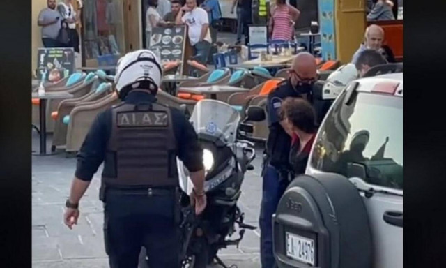 Ρόδος: Καταγγελία για σύλληψη γυναίκας επειδή τραγουδούσε στη μέση του δρόμου