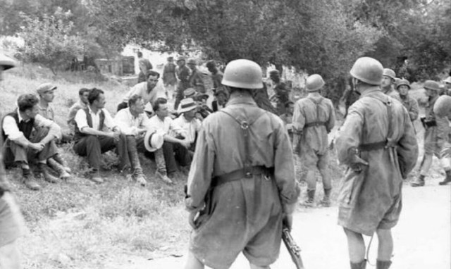 Συγκλονίζουν οι φωτογραφίες Κρητικών πριν την εκτέλεσή τους!