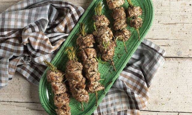 Χοιρινά σουβλάκια με Caesar σος - Η συνταγή του Άκη Πετρετζίκη που θα λατρέψετε!