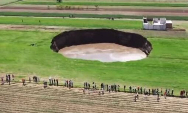 Ανησυχία στο Μεξικό: Τεράστια τρύπα άνοιξε στη μέση χωραφιού - Απειλεί να «καταπιεί» σπίτι (vid)