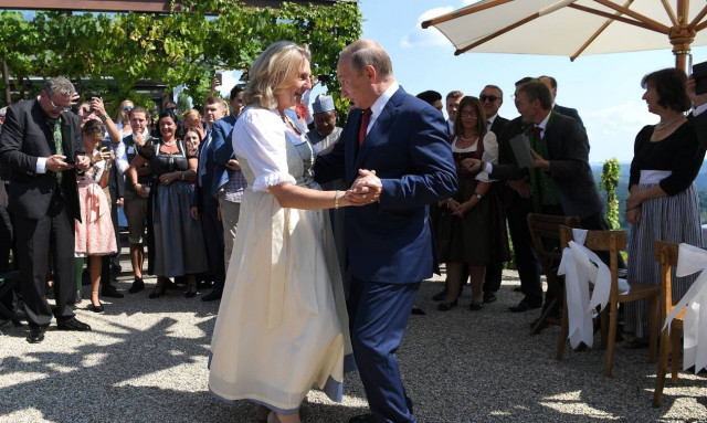 Αυστρία: Στο ΔΣ ρωσικής πετρελαϊκής εταιρείας η πρώην ΥΠΕΞ που χόρευε με τον Πούτιν στο γάμο της