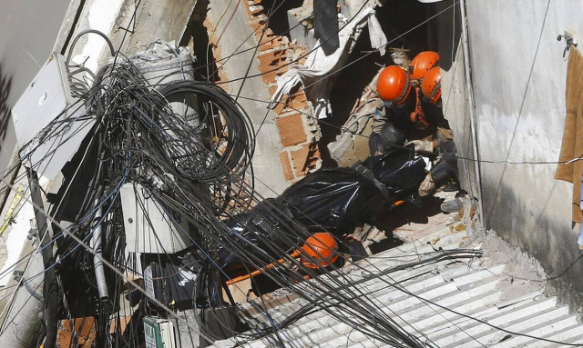 Τραγωδία στη Βραζιλία: Κατέρρευσε πολυκατοικία στο Ριο - Νεκροί ένας πατέρας και το παιδί του (pics)