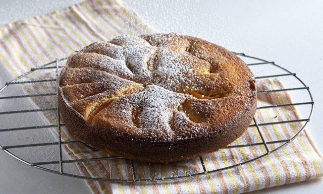 Άκης Πετρετζίκης: Συνταγή για πεντανόστιμο κέικ με βερίκοκα