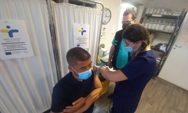 ΕΟΔΥ: Εμβολιασμοί με το μονοδοσικό εμβόλιο στα Κέντρα Υποδοχής και Ταυτοποίησης των νησιών