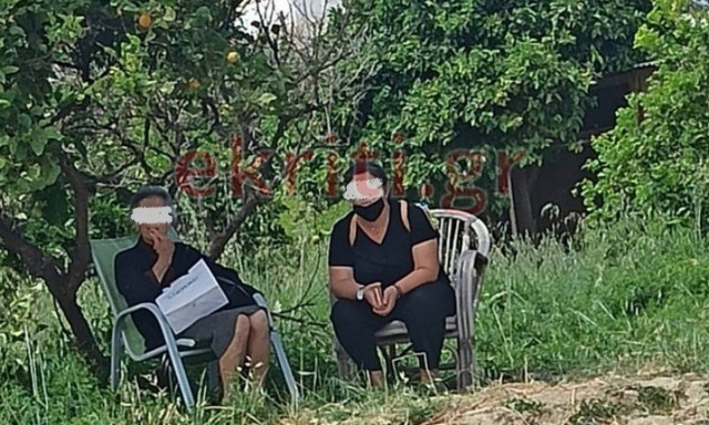 Έβαλαν τραπεζάκι και καρέκλες σε χωράφι γιατί ΔΕΝ υπάρχει στάση λεωφορείου! (pics)