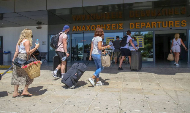 Τουρισμός: Με μοντέλο Σιγκαπούρης ο έλεγχος των τουριστικών αφίξεων - Πώς θα γίνεται η αναχώρηση