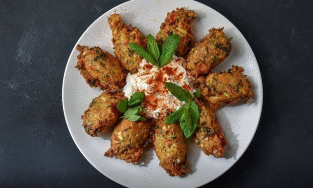 Άκης Πετρετζίκης: Συνταγή για τους πιο λαχταριστούς ντοματοκεφτέδες