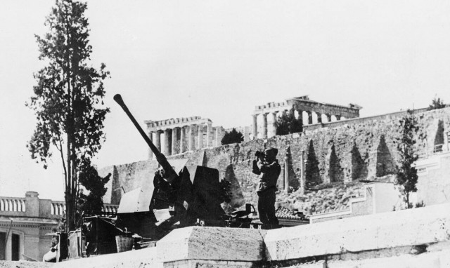 Η Ελλάδα δεν δικαιούται πολεμικές αποζημιώσεις, λέει Γερμανός ιστορικός- Τι του απαντά δημοσιογράφος