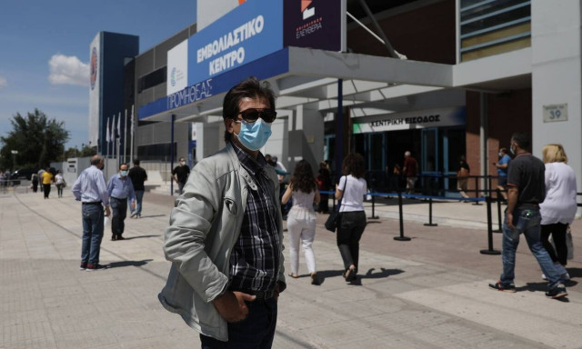 Εξαδάκτυλος: Να εμβολιαστούν οι άνω των 60 ετών - «Ζητώ συγγνώμη για τους ανεμβολίαστους γιατρούς»