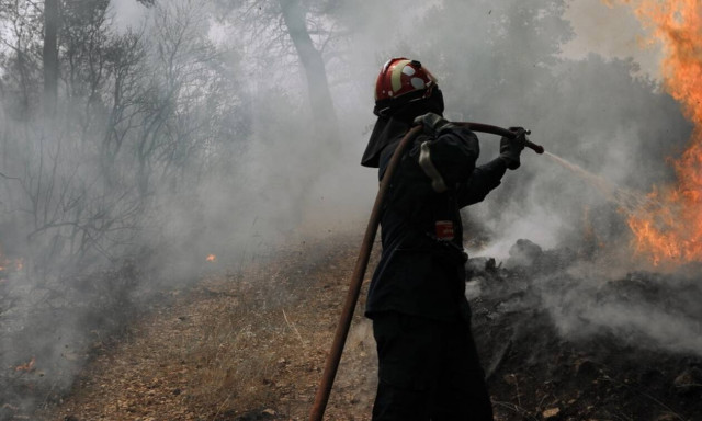 Φωτιά ΤΩΡΑ στο Κιάτο Κορινθίας