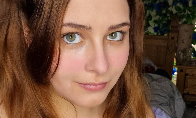 Σοκαριστικό βίντεο: Οδηγός «θερίζει» μοντέλο του OnlyFans, χτυπώντας και πετώντας την στον αέρα