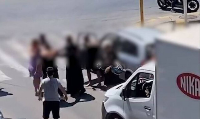 Χαμός στα Χανιά: Έπαιξαν ξύλο μπροστά σε ιερέα (vid)