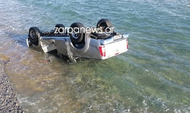 Ηράκλειο: Αυτοκίνητο ξέφυγε της πορεία του και αναποδογύρισε μέσα στην θάλασσα