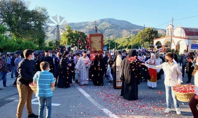 Δέος! Το λάβαρο της Αγίας Λαύρας έφτασε πρώτη φορά στην Κρήτη! (vid)