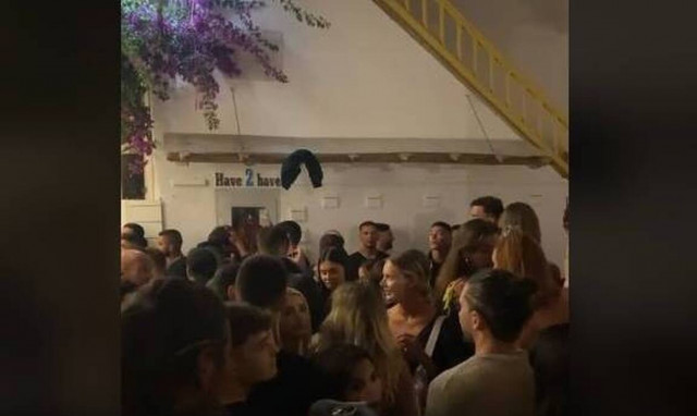 Μύκονος: Χαμός με κορονοπάρτι στα σοκάκια - Ξεφάντωμα σαν μην υπάρχει πανδημία (vid)