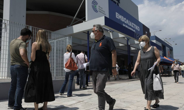 Κορονοϊός: Τα νέα «προνόμια» των εμβολιασμένων - Πότε «ανοίγει» η πλατφόρμα για 25 - 29