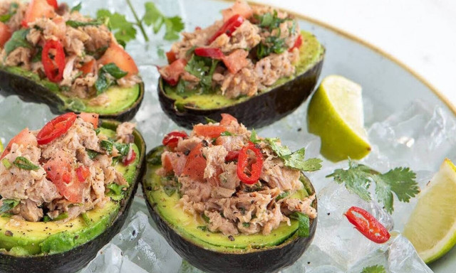Αβοκάντο γεμιστό με σαλάτα τόνου: Συνταγή για θρεπτικό σνακ από τον Άκη Πετρετζίκη
