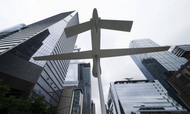 Νέα Υόρκη: Το γιγαντιαίο drone που αναστατώνει ανυποψίαστους κατοίκους (photos)