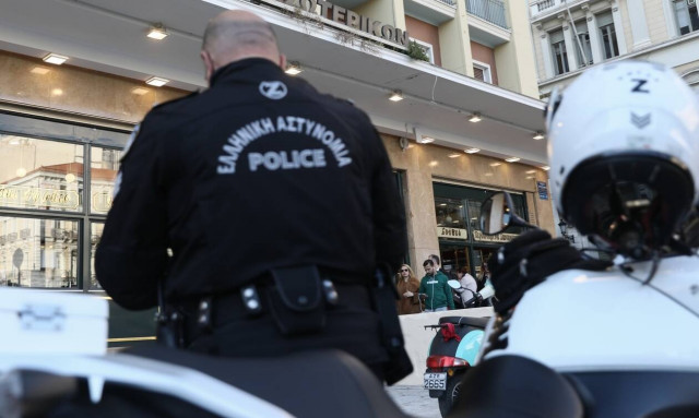 Ο αστυνομικός που «νοίκιαζε» ασύρματo σε διαρρήκτες ήταν φύλαξη σε σπίτι πρώην υπουργού