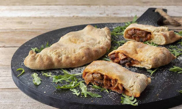 Καλτσόνε με μπέικον και μανιτάρια - Εύκολη συνταγή από τον Άκη Πετρετζίκη