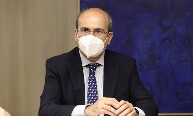 Χατζηδάκης: Τι αλλάζει με τις υπερωρίες, τι ισχύει με τα ρεπό και τη διευθέτηση χρόνου εργασίας