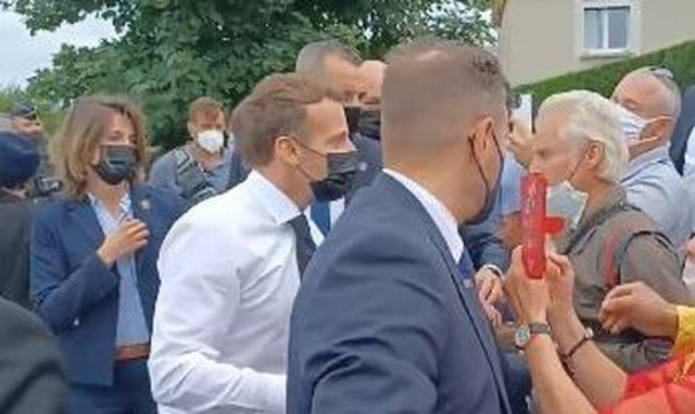 Γαλλία: Η πρώτη δήλωση Μακρόν μετά το χαστούκι - Στη δημοσιότητα νέο βίντεο