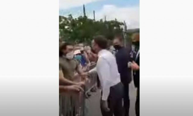 Νεαρός χαστούκισε τον Εμανουέλ Μακρόν: Απομάκρυναν τον Γάλλο πρόεδρο οι άνδρες της ασφάλειας