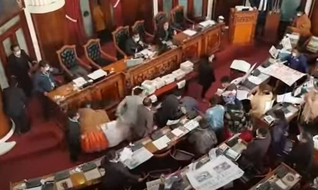 Βολιβία: Άγριο ξύλο στη Βουλή - Γροθιές και μαλλιοτραβήγματα ανάμεσα σε πολιτικούς (vid)