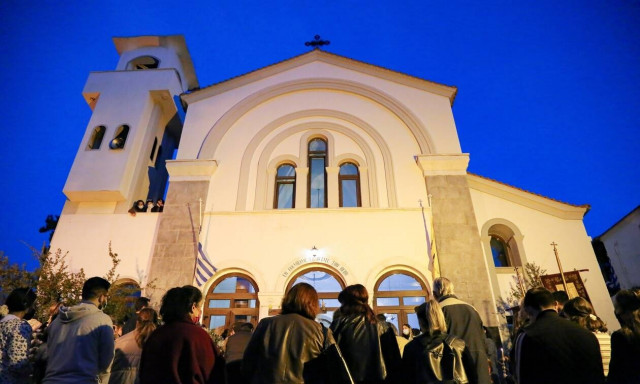 Γάμοι στα χρόνια του κορονοϊού - Πώς οι εναγκαλισμοί αντικαταστάθηκαν με μάσκες και αντισηπτικά;