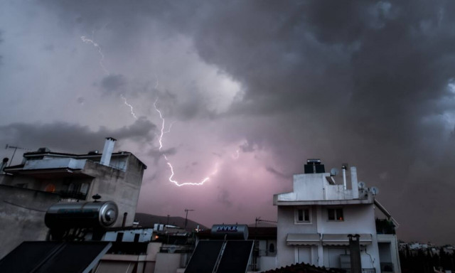Καιρός - Έκτακτο δελτίο ΕΜΥ: Βροχές και καταιγίδες σε όλα τα ηπειρωτικά - Κίνδυνος για πλημμύρες