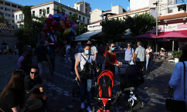 Προνόμια για τους εμβολιασμένους: Αυτές είναι οι σκέψεις για μετακινήσεις, εστίαση, self test