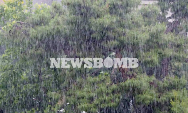 Καιρός ΤΩΡΑ: «Σκοτείνιασε» στην Αττική! Καταιγίδα, μπουμπουνητά και αστραπές