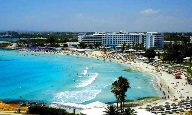 Απονεμήθηκαν οι γαλάζιες σημαίες στις 68 παραλίες της Κύπρου