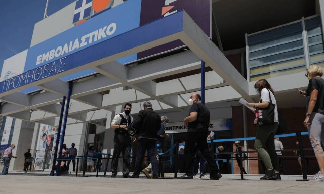 Εμβολιασμός: Τα κίνητρα που έδωσαν οι ΗΠΑ – Πώς συνδέονται με την Ελλάδα