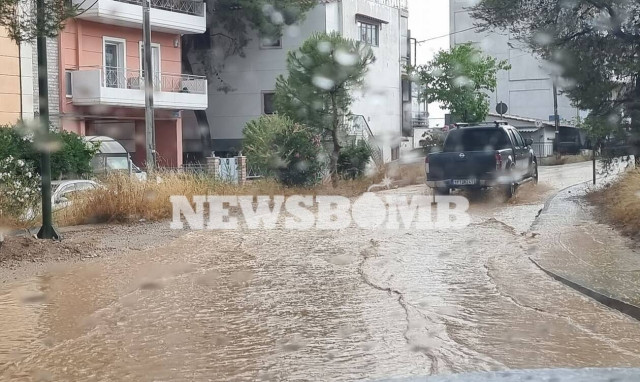 Καιρός: Δρόμοι... ποτάμια σε Καματερό, Φυλή και Ίλιον από την καταιγίδα - «Χείμαρρος» η Λ. Αθηνών