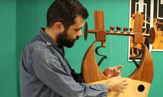 Θεόδωρος Κουμαρτζής: Ο μουσικός που έφερε την αρχαία λύρα στα video games μιλά στο Newsbomb.gr