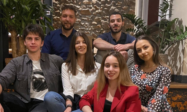 Οι φοιτητές πίσω από το «έξυπνο» σκουφάκι κολύμβησης για άτομα με προβλήματα όρασης στο Newsbomb.gr