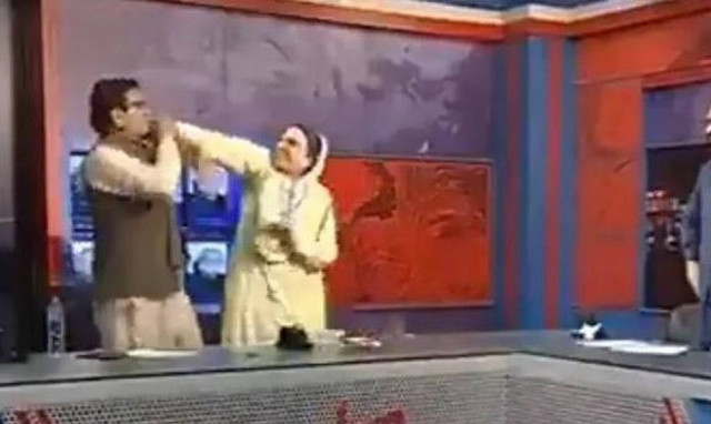 Ξύλο σε ζωντανή μετάδοση σε debate πολιτικών στο Πακιστάν – Το βίντεο που έγινε viral