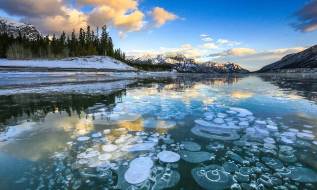 Τα 10 πιο περίεργα φυσικά φαινόμενα του πλανήτη: Ματωμένοι καταρράκτες και... κινούμενες πέτρες