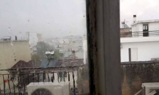 Καιρός ΤΩΡΑ: Ισχυρή καταιγίδα στην Αττική - Μπουρίνι και στη Χαλκιδική