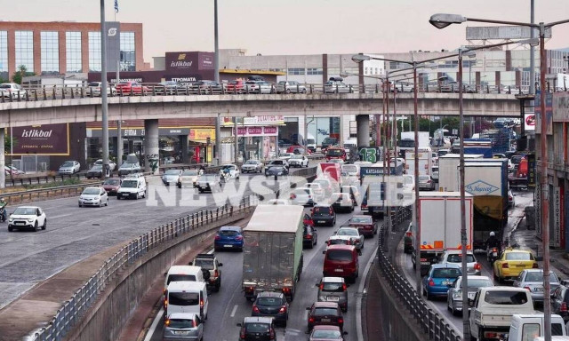 Καιρός: «Βούλιαξε» η Αθήνα από την μπόρα - Άνοιξαν τρύπες στην Πειραιώς, «ποτάμια» κεντρικοί δρόμοι