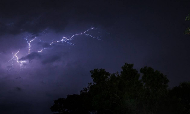 Καιρός: Αυτές οι περιοχές «πνίγηκαν» από τη νεροποντή - Πού θα είναι έντονα τα φαινόμενα την Κυριακή